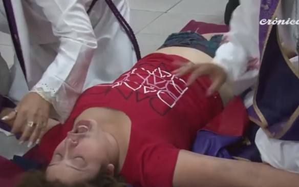 exorcismo-real-o-de-mentira-el-video-que-esta-aterrorizando-a-toda-la-red-captura-video