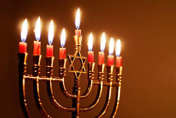La menorá de Hanukkah con las nueve velas
